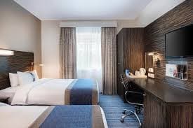 HOLIDAY INN EXPRESS SAFA PARK 